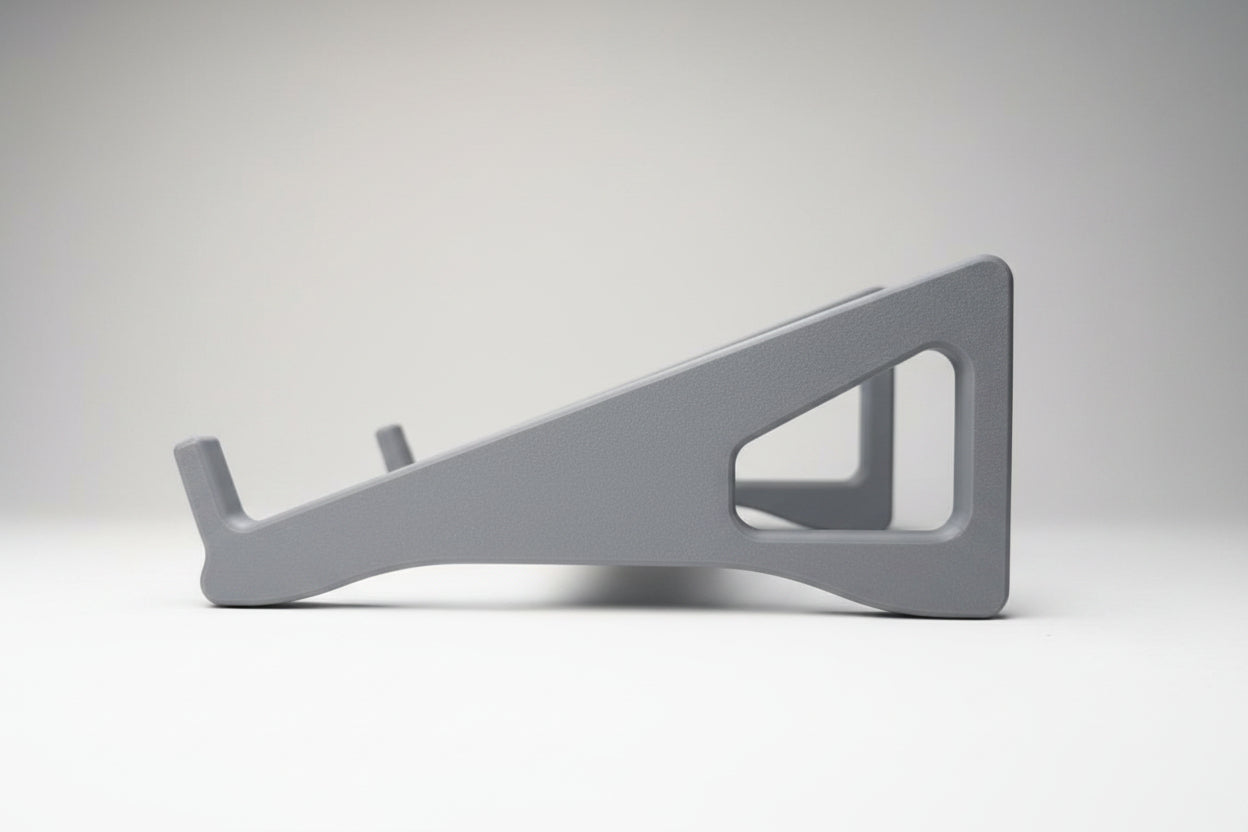 MPC Sample Pro Stand showing 20-degree ergonomic incline angle for optimal finger drumming posture